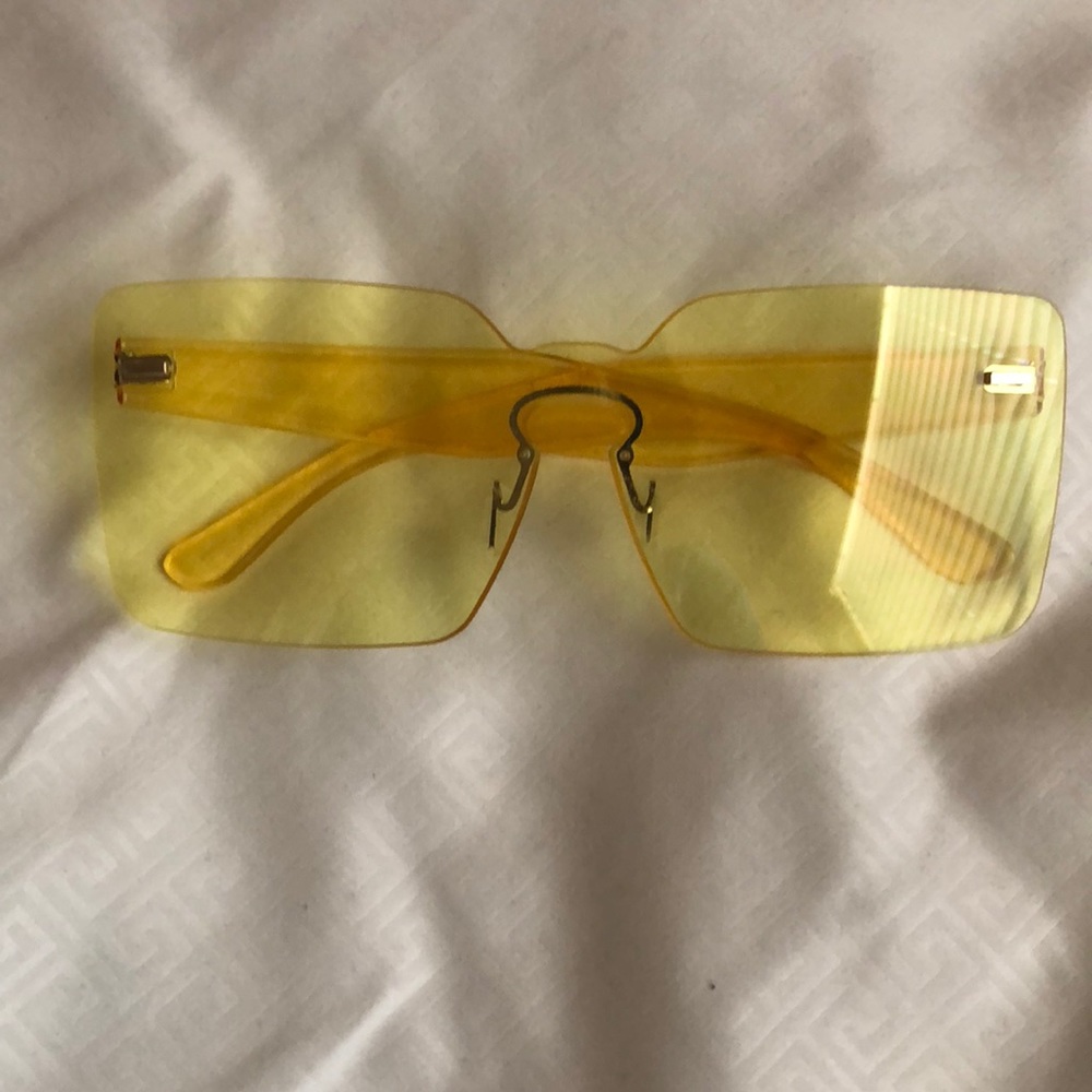 YELLOW GLASSES